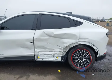 2025 Ford Mustang Mach-E Premium z USA, uszkodzony, nr VIN 3FMTK3R79SMA13477